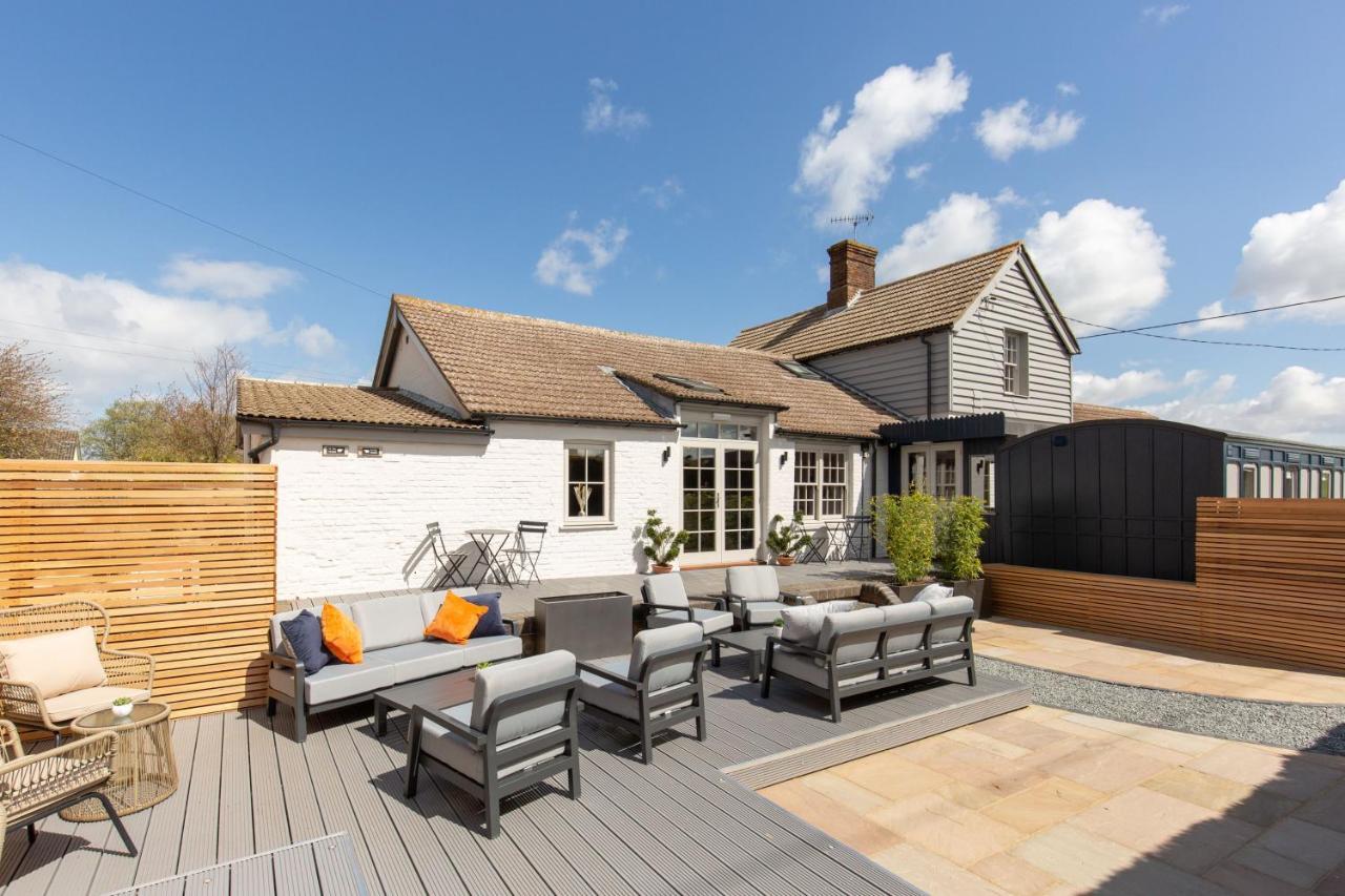 The Railway Hotel By Barefoot Retreats Burnham Market Exterior foto