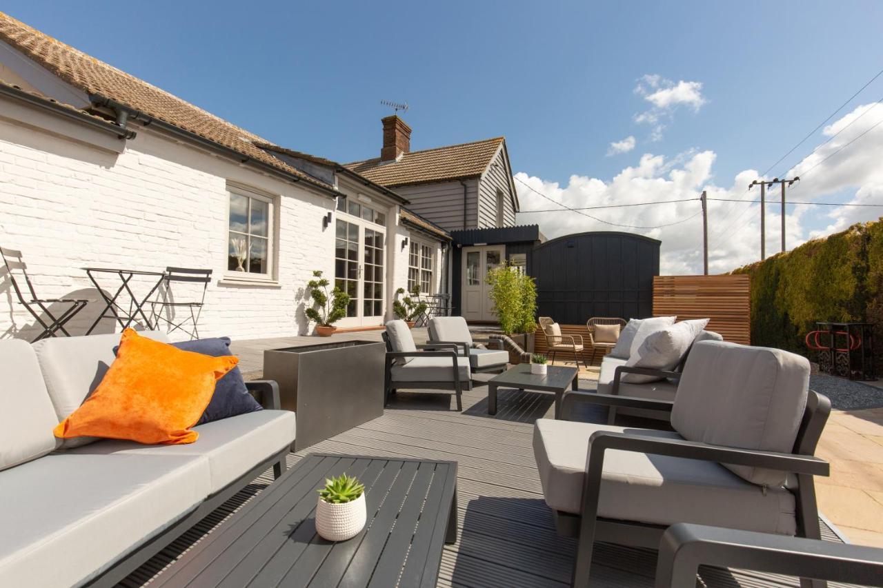 The Railway Hotel By Barefoot Retreats Burnham Market Exterior foto
